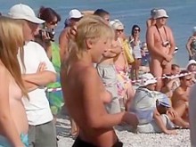 Tomas de video de una playa nudista llena de gente