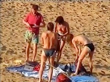 Familia nudista saliendo de la playa