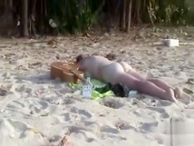 Chica borracha toma el sol completamente desnuda