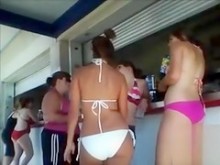 Magníficas doncellas tomando un trago en bikini