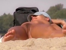 Nena con un gran cuerpo se relaja bajo el sol