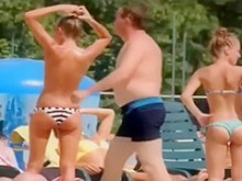 Chica flaca en topless se ve sexy en el parque acuático