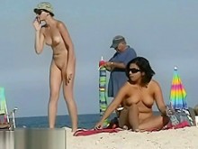 Impresionantes chicas bronceadas están por toda esa playa nudista