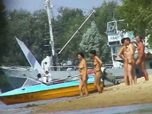 Un video voyeur en una playa caliente muestra a nudistas maduros disfrutando de la compañía del otro.