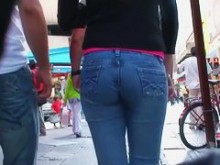 Culo caliente en jeans ajustados balanceándose frente a una cámara sincera