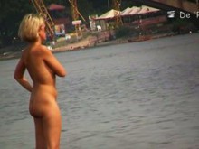 Pezones duros en una asiática caliente en un video de playa nudista voyeur