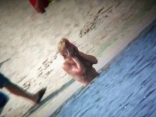 Nena madura con hermosos pechos se moja en la playa nudista