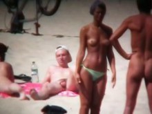Playa nudista voyeur dispara bellezas con una cámara oculta