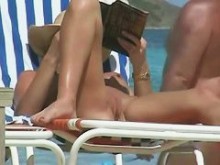 Conejita de playa nudista expone su coño a la cámara oculta