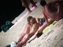 un par de rubias calientes que se broncean en una playa nudista porno