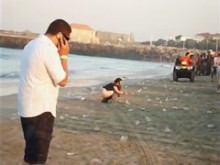 Una chica recién borracha meando en público en la playa