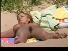 Afortunado en la playa nudista de TROC