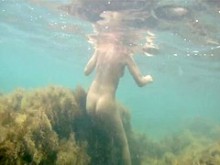 mujer desnuda bajo el agua