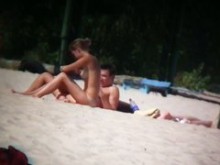 Imágenes calientes de un voyeur de playa nudista con chicas flacas desnudas