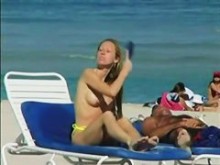 Fotos voyeur en la playa en topless de chicas lindas relajándose