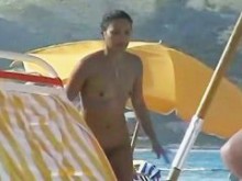 Chica filipina muestra su cuerpo desnudo en esta película de voyeur en la playa