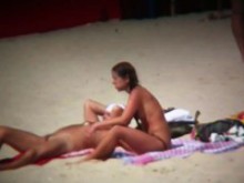 A todos les encanta estar desnudos en la playa, especialmente a las chicas.