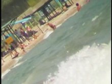 Buenas chicas están siendo filmadas en cámara en la playa