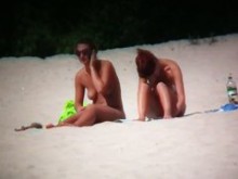 Chicas calientes filmadas en la playa por un voyeur