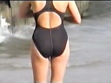 Escenas sinceras de bikini en la playa filmadas en la cámara de video 07zv