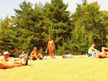 Esposas y sus maridos tomando el sol en la playa nudista