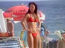 Adolescente morena con bikini rojo