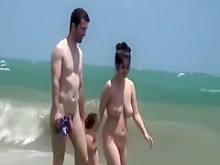 Voyeur en playa nudista filma en secreto a mujeres