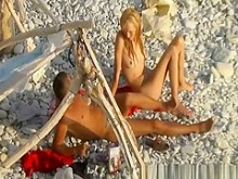 Chica flaca folla y sexo oral en la playa