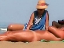 Mujer caliente hace una paja en la playa