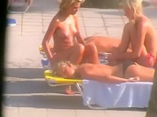 Chicas vikingas disfrutan de la piscina en topless