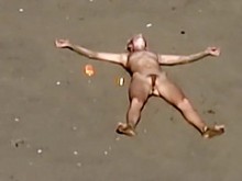 Chica nudista sucia en la playa