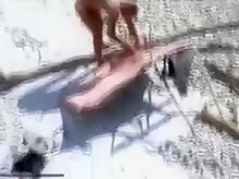 Video de Nude Beach Hunter de esposa rubia realizando sexo oral