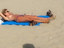 Adorable chica en topless con grandes tetas disfruta del sol