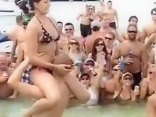 Chicas sexys de la playa peleándose desde los hombros de sus novios