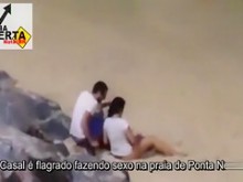 Amantes italianos teniendo sexo misionero en la playa