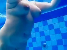 Cuerpo desnudo con curvas flota en la piscina