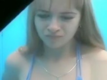 Linda adolescente poniéndose un bikini azul