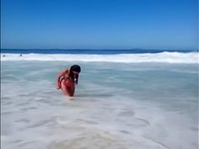ramera de culo grande lleva un bikini endeble a la playa