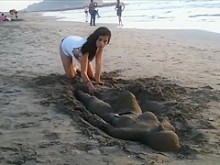 Joven morena sexy es jizzed en la playa por un extraño
