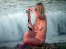 Mujeres desnudas posan para fotos en la playa