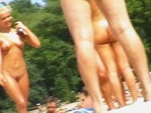 Puta blanca completamente desnuda se pone protector solar