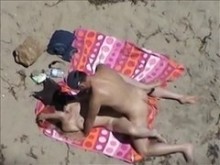 Stripped Beach - Follada rubia con voyeurs mirando