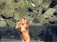 Diosa nudista morena desnuda espiada en la playa voyeur