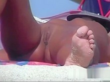 Fotos de cámara oculta en la playa nudista de coños jugosos bajo el sol