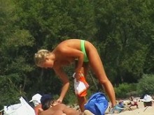 Lujuriosa chica desnuda atrapada en la cámara por un voyeur de playa cachondo.