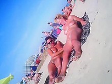 Milfs cachondas folladas por extraños en la playa nudista Voyeur HD