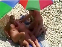 trío sexo divertido en público playa atrapado en voyeur cam