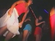 Clip de cámara espía de chicas bailando bajo la falda cortas y tiradas