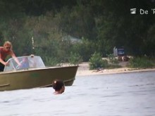 Mujer nudista caliente capturada por una cámara oculta en la playa