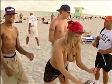 Chicas rizadas provocan duro en una diversión grupal voyeur en la playa